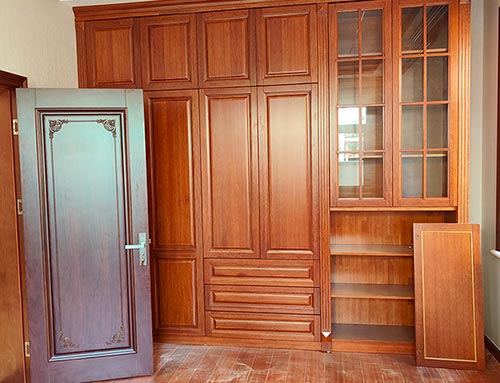 安岳中式家庭装修里定制的实木衣柜效果图